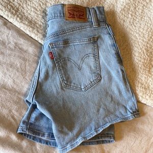 Levi Light Wash Jean Long In-Seam